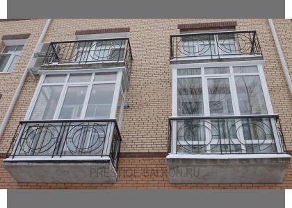 Французское остекление балкона пластиковыми окнами с фигурными ограждениями в Видное