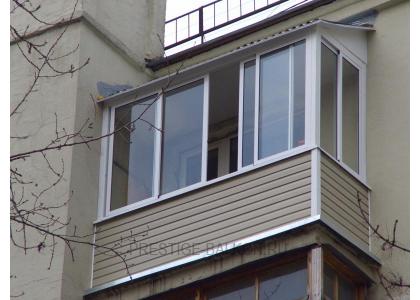 Холодное остекление балкона раздвижными окнами с выносом и крышей в Видное