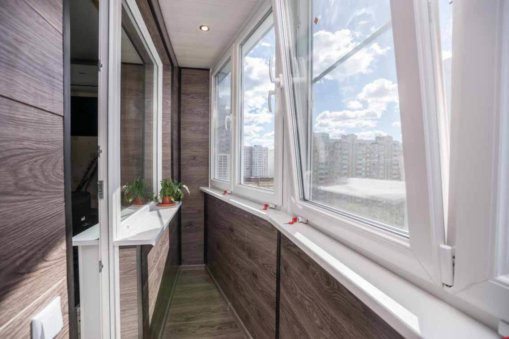 Тёплое остекление балкона профилем Rehau c отделкой ламинатом в Видное