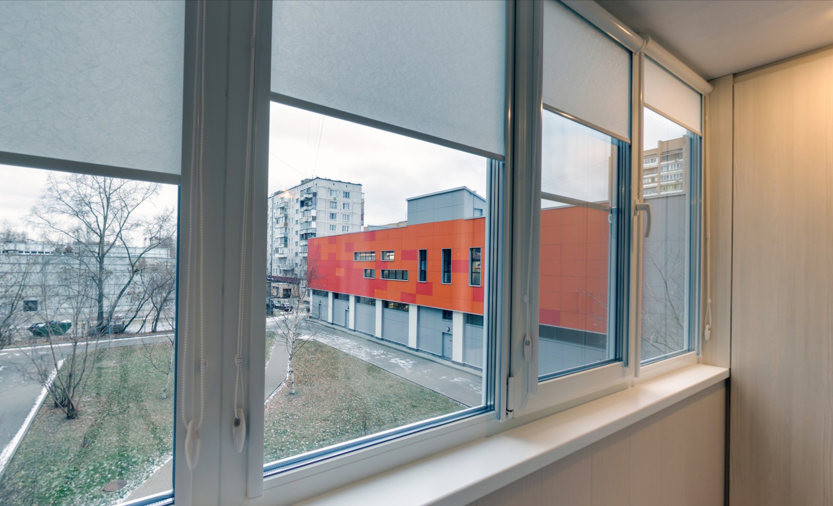 Теплое остекление балкона профилем REHAU с отделкой и выпадающими шторами в Видное