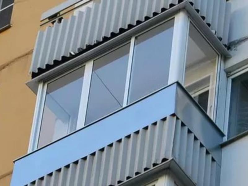 Холодное остекление балкона профилем Provedal и покрытие пола линолеумом в Видное