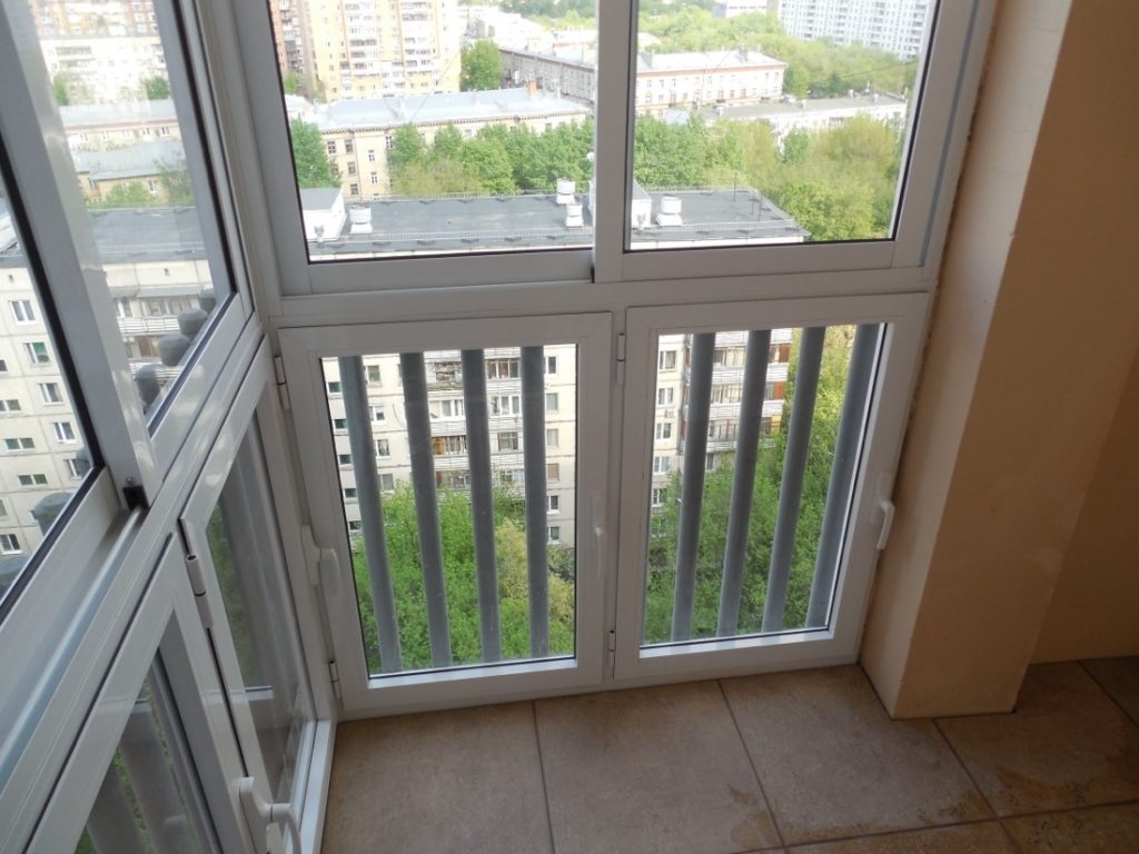 Панорамное остекление балкона и отделка пола плиткой в Видное