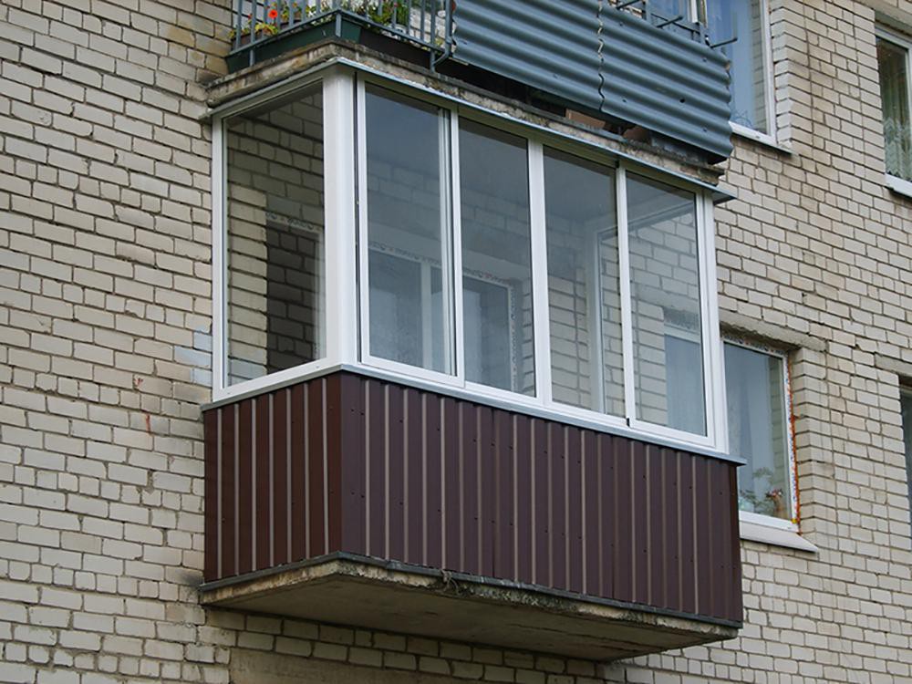 Холодное остекление балкона с внешней отделкой профилем в Видное