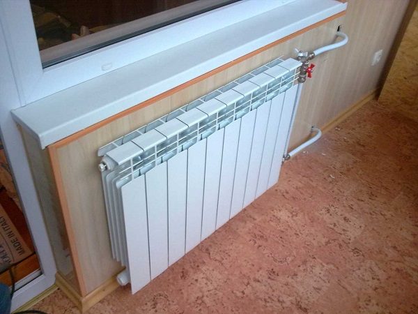 Теплое остекление балкона пластиковыми окнами и установкой масляного обогревателя в Видное